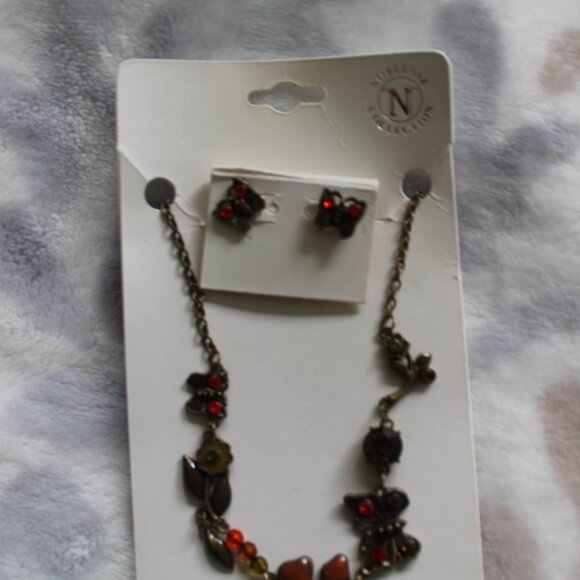 Noblesse Collection - Austrian Crystal Butterfly Vine Necklace & Earrings - Picture 3 of 3